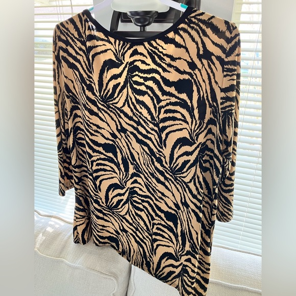 Women’s attractive Tiger print blouse size 1X, 3/4 sleeves, stretch, neckline. - Picture 15 of 15
